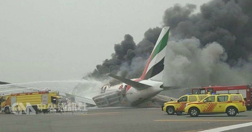 阿聯酋航空班機冒黑煙 緊急迫降杜拜