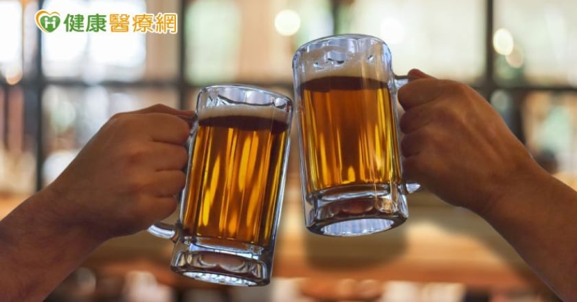 宿醉代表喝太多？ 「這些」情況都是飲酒過量的警訊！