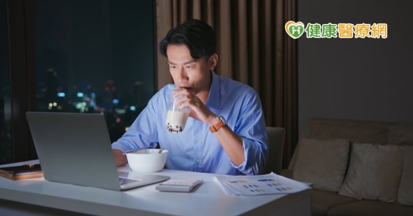 熬夜是肝病的危險因子？　專家揭「誘發肝癌真正因素」