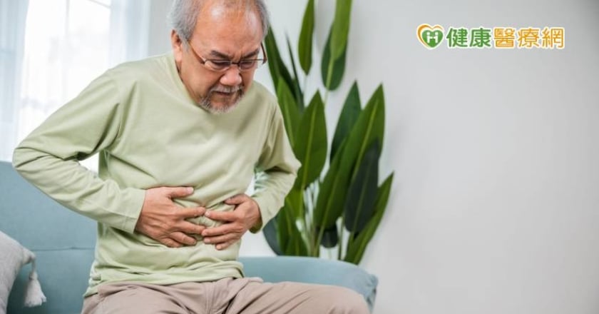 上腹痛引發「胰臟假性囊腫」　內視鏡手術移除支架