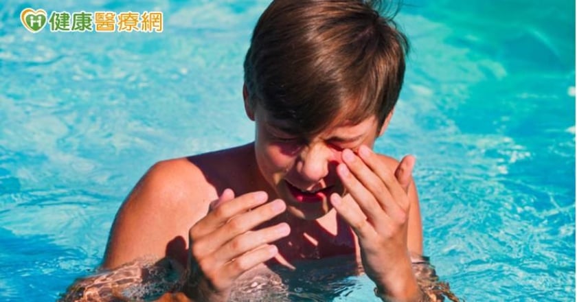 曬日光浴造成眼灼傷 戲水少年狂喊痛險失明