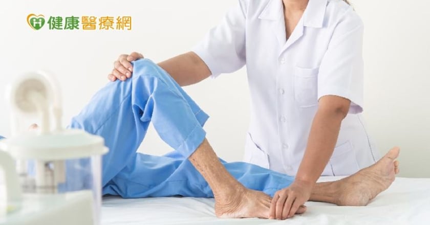 【失能照護】植物人長期臥床最怕「壓瘡」 護理師教你翻身、擺位正確步驟!