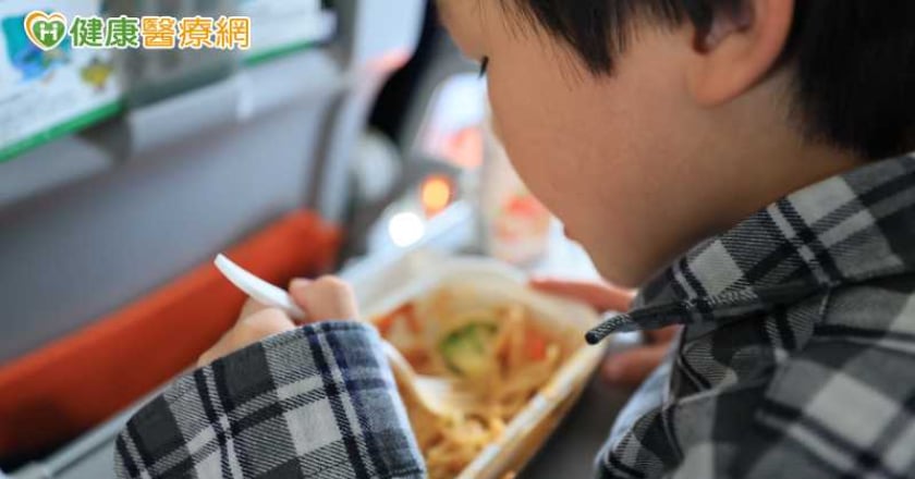 台兒童肥胖拉警報！學童不吃蔬果又愛喝飲料 專家獻5招解困