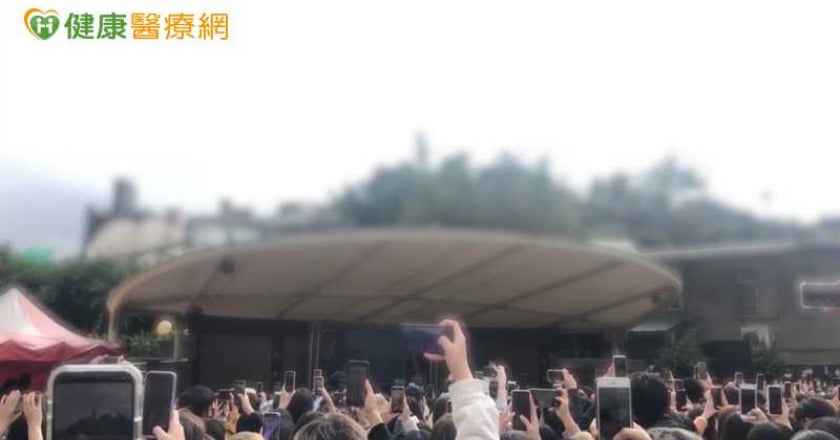 演唱會突遭雷射照腿！女星未受傷 皮膚科醫談舞台光源安全須知