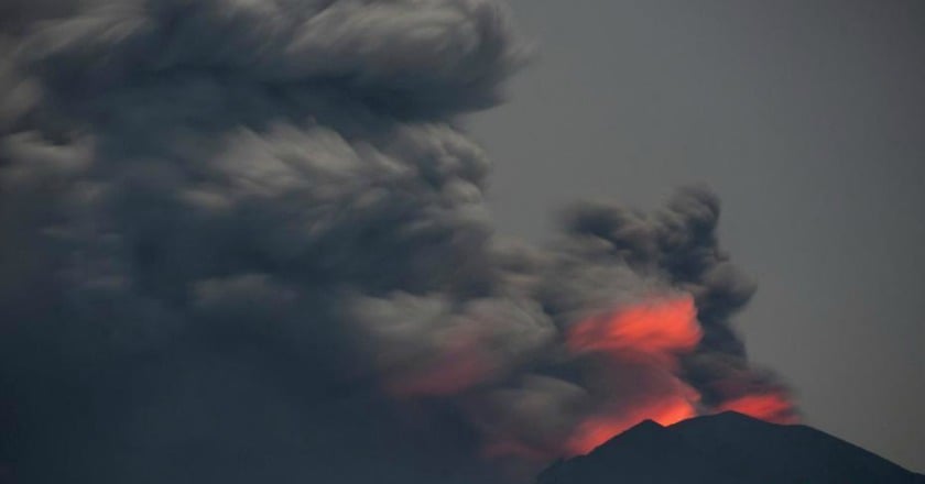 峇里島機場重新開放 更大規模火山爆發仍可能發生