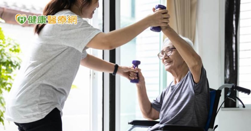 「輪椅族身體活動訓練」影片上線！有4大主題動作 輪椅族在家也能動