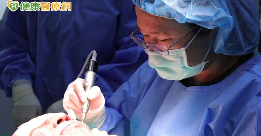 大範圍深層痘疤如何消？ 醫：選擇機械磨皮術