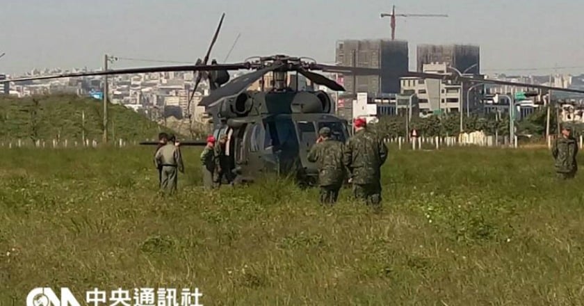 黑鷹直昇機燈號異常迫降台中市區 人機平安