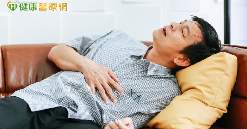 發燒、腹痛當感冒差點送命！醫揭「膽管炎警訊」 黃疸出現已危險