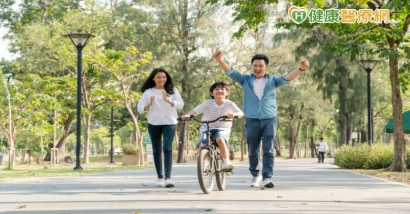 不要再玩手機!國小童逾半運動不足 3招增活動量兼親子關係
