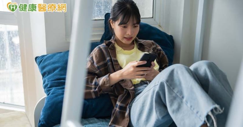 當「低頭族」超傷頸椎？醫揭滑手機「NG姿勢」不要做！