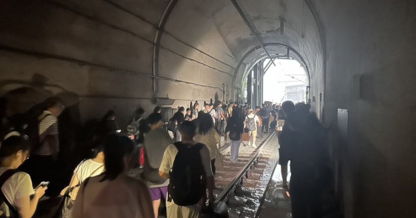 台鐵自強號花蓮和仁段撞落石 司機等7人輕傷