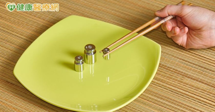 胃中竟取出矽膠手套與電池！醫示警：誤食恐致嚴重併發症並危及生命