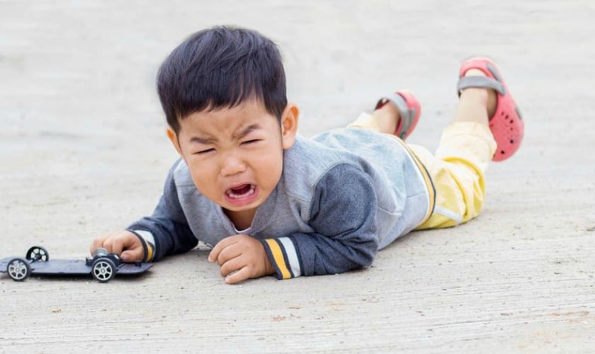 孩子走路老跌跌撞撞？　當心葡萄膜炎找上門