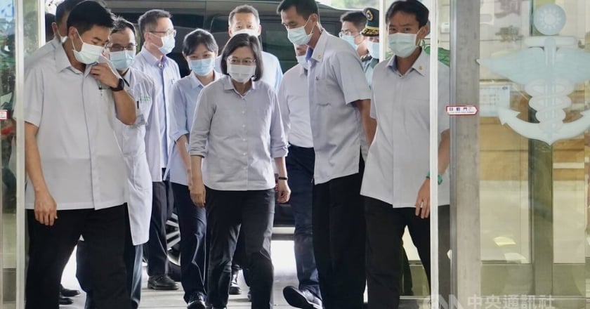 中科院屏東九鵬基地閃燃4傷 蔡英文慰問允全力救治