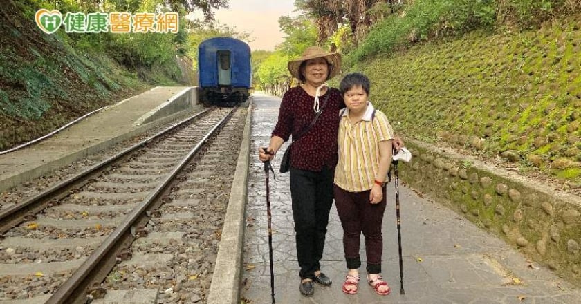 照顧唐氏症女兒54年、夫罹小腦萎縮症不離棄 身障家庭照顧楷模