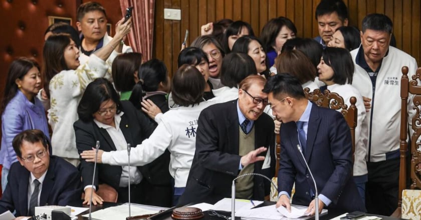 立法院審原民會組織法 藍綠暴推擠衝突