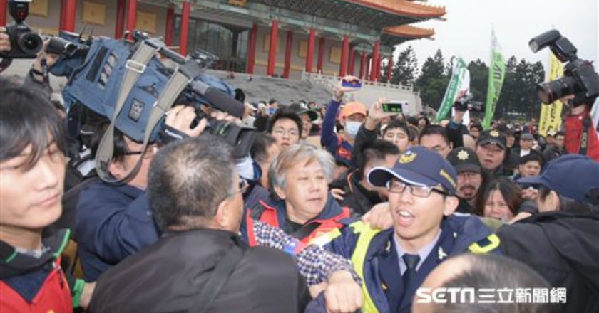 蔡丁貴燒國旗、統促黨毆警 林全:依法究辦