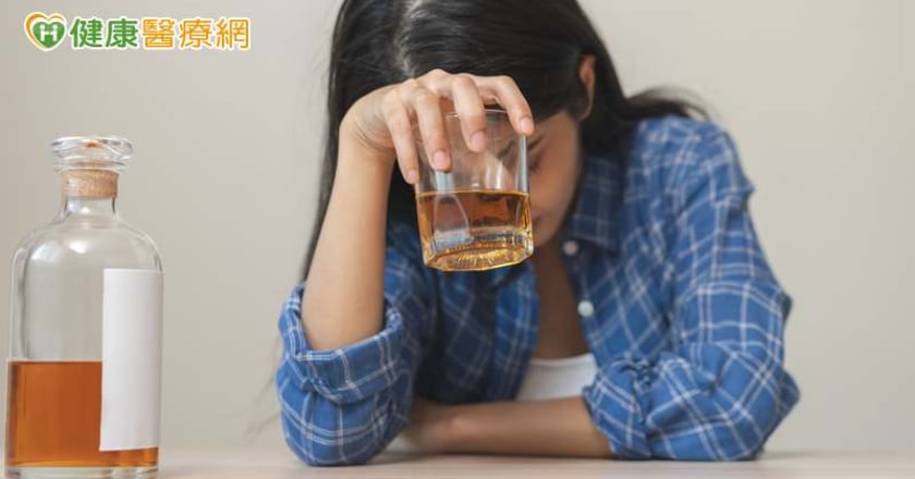 尾牙喝酒狂歡 隔天「宿醉」超難熬？營養師推「8飲食」助緩解不適！