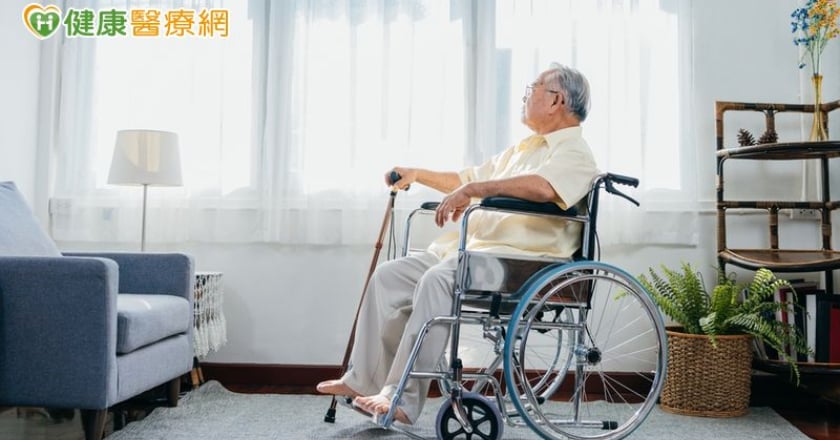 背痛別拖！醫曝「骨質疏鬆警訊」 一聲「喀」就可能骨折
