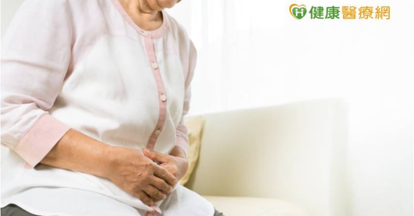 69歲女吃甜柿引起腹痛 竟是胃長了7公分糞石引起