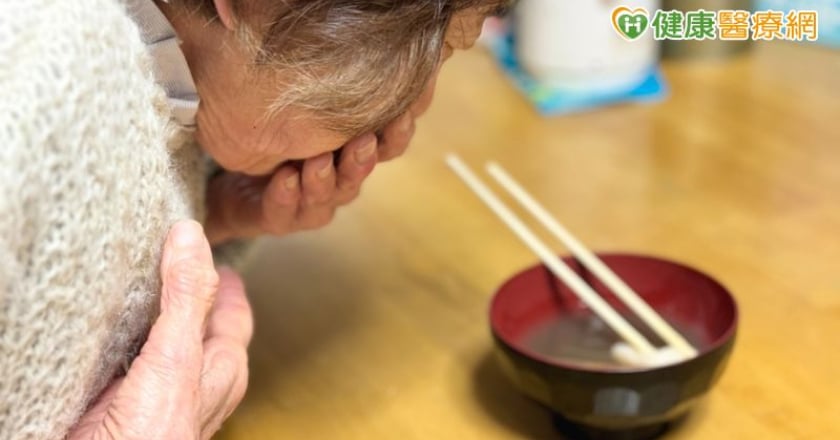 用餐突吐血竟是肝硬化 緊急手術用「橡皮圈」成功救命