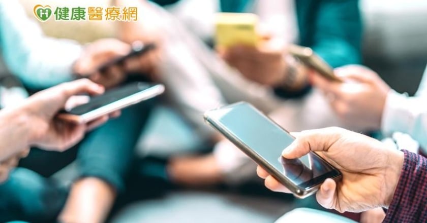 戰爭新聞越看心情越低落　「這幾點」避免資訊狂躁症