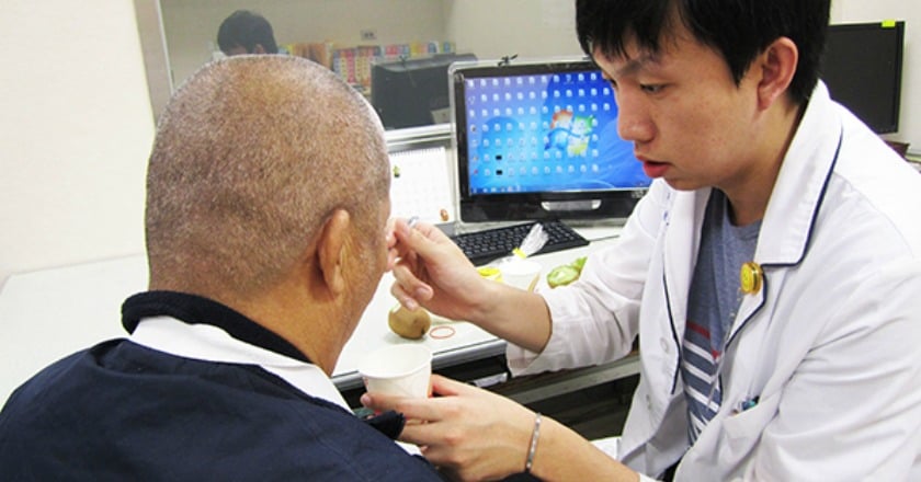 克服吞嚥障礙 靠「語言」治療師
