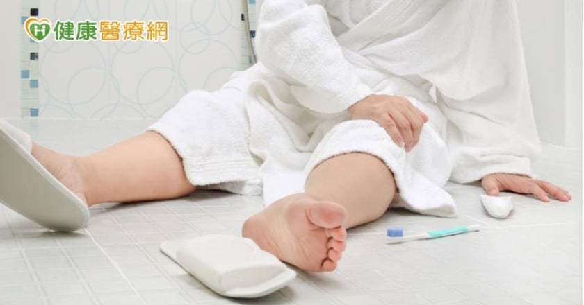 「僵直性脊椎炎」浴室滑倒竟癱瘓　急診醫解析「要害關鍵」