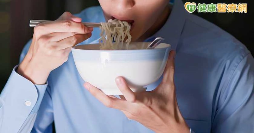 吃宵夜恐傷肝!研究追蹤近20萬人 肝病風險增2至3成