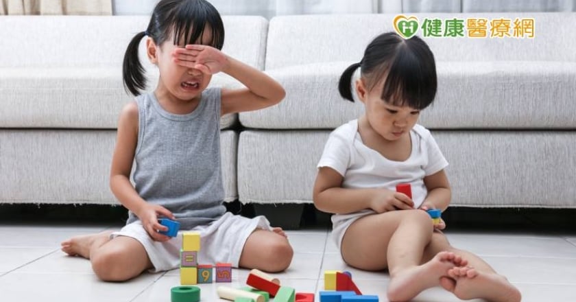「爸媽偏心!」ADHD孩子與兄弟姊妹吵架 父母該如何處理手足衝突?