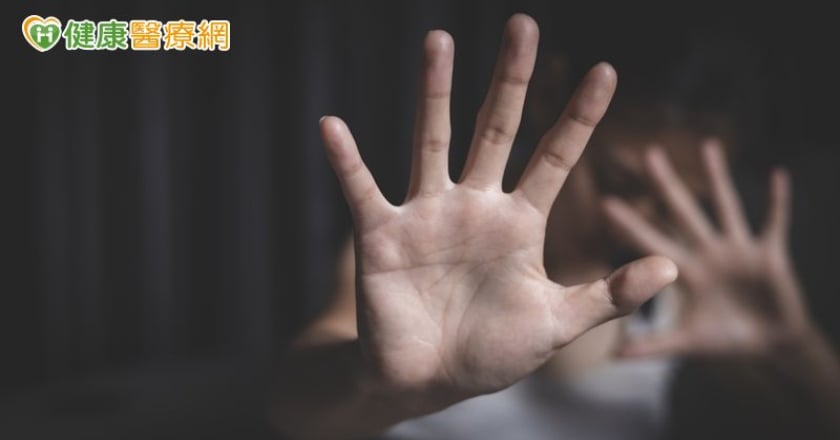 網路霸凌已成青少年全天候威脅！調查：近2成曾遭網暴、4成選旁觀