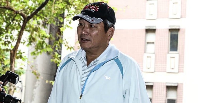 王令麟獲假釋出獄 低調步出北監