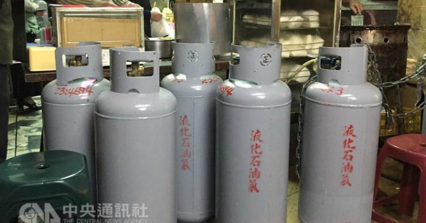 桶裝瓦斯連3漲 小吃攤每月多花300元