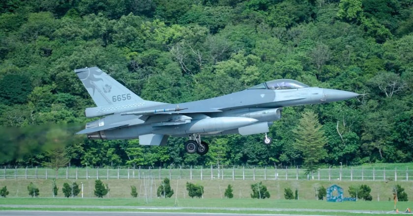 首批2架新購F-16V啟程返台 明抵台東