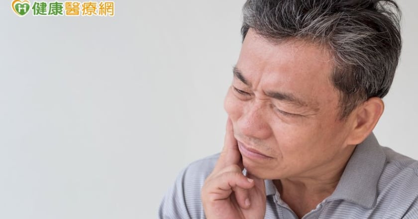 喝水不自主從嘴角流出是顏面神經麻痺？　當心罕見「下頷腺癌」