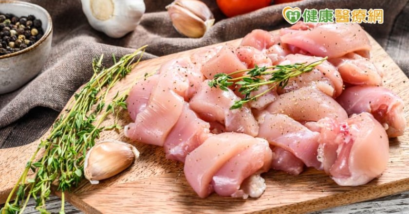 生雞肉買回來　下鍋煮前要沖洗嗎？