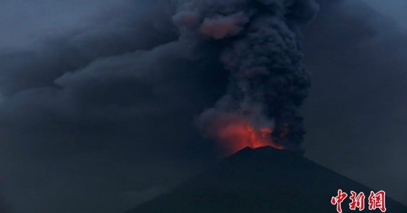 印尼阿貢火山爆發危險「迫在眉睫」 數萬人撤離