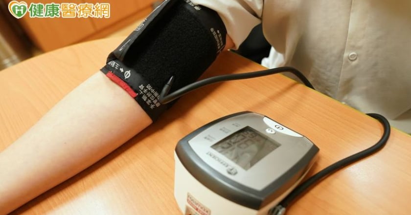 45歲男長期頭痛竟是高血壓!健檢一量「收縮壓150」醫:沒症狀也別輕忽