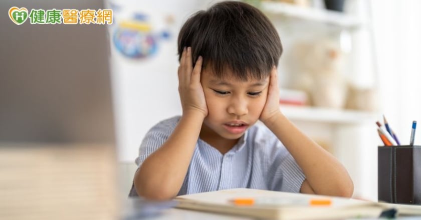 孩子偷拿同學文具又矢口否認？醫揭「說謊背後心理」教3步驟處理