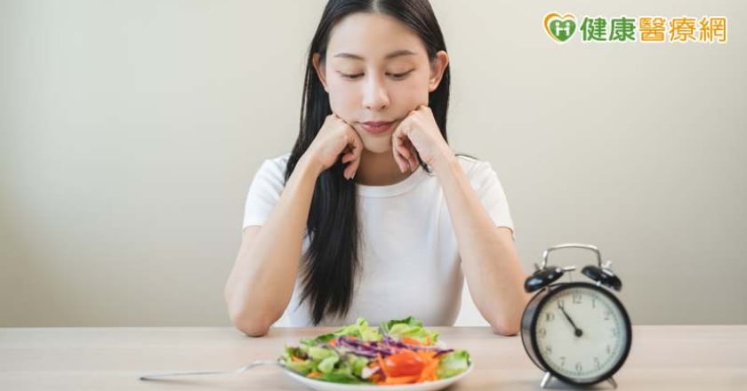 吃4類藥又想採「間歇性斷食」要注意！可影響藥物吸收 還會傷胃