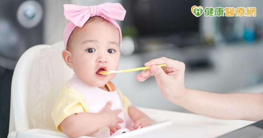 1歲寶寶可以跟著大人一起吃飯? 營養師提副食品建議