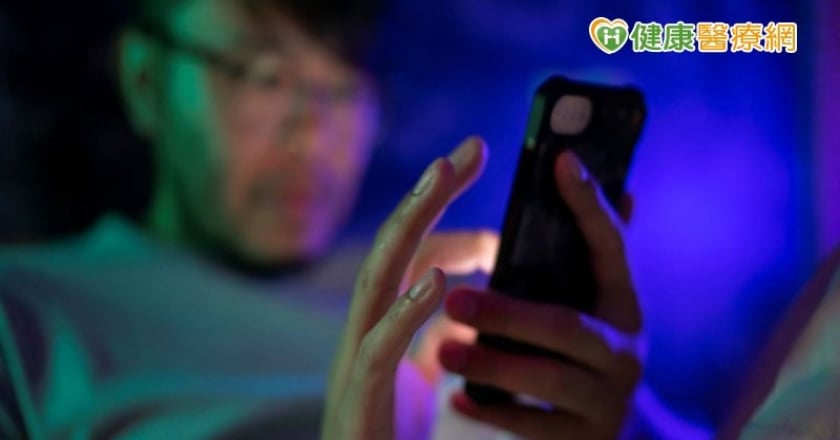 3C藍光加速腦功能失調！中年男「一夜尿逾2次」狂如廁不成眠