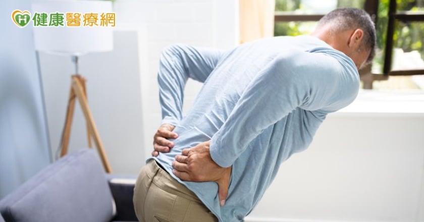 壯年男腰背痛以為結石復發 驚見腹部「8公分主動脈瘤」險喪命