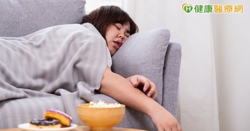 「暈碳助眠」真有用？營養師：秒睡≠睡得好！教你這樣聰明吃真正好眠