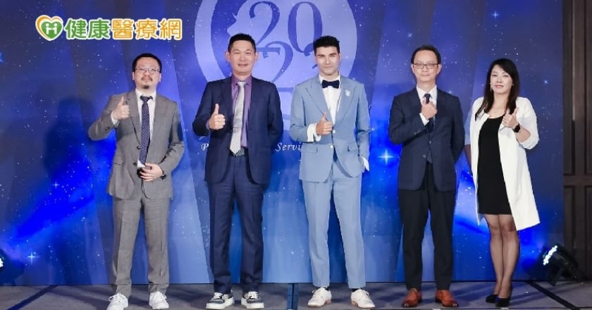 打破框架的美 鳳小岳現身:每個人都該寵愛自己