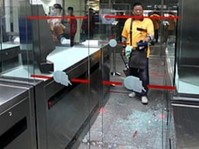 通關閘門爆裂 小三通旅客割傷 