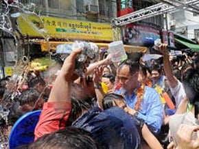 潑水節濕背秀 朱立倫遭水攻