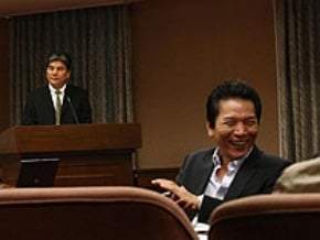 弟質詢兄　綠營笑說放水