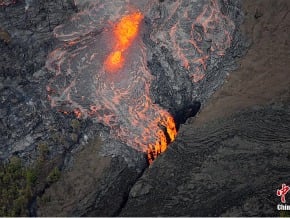 夏威夷火山口崩裂 岩漿噴射到20米高空